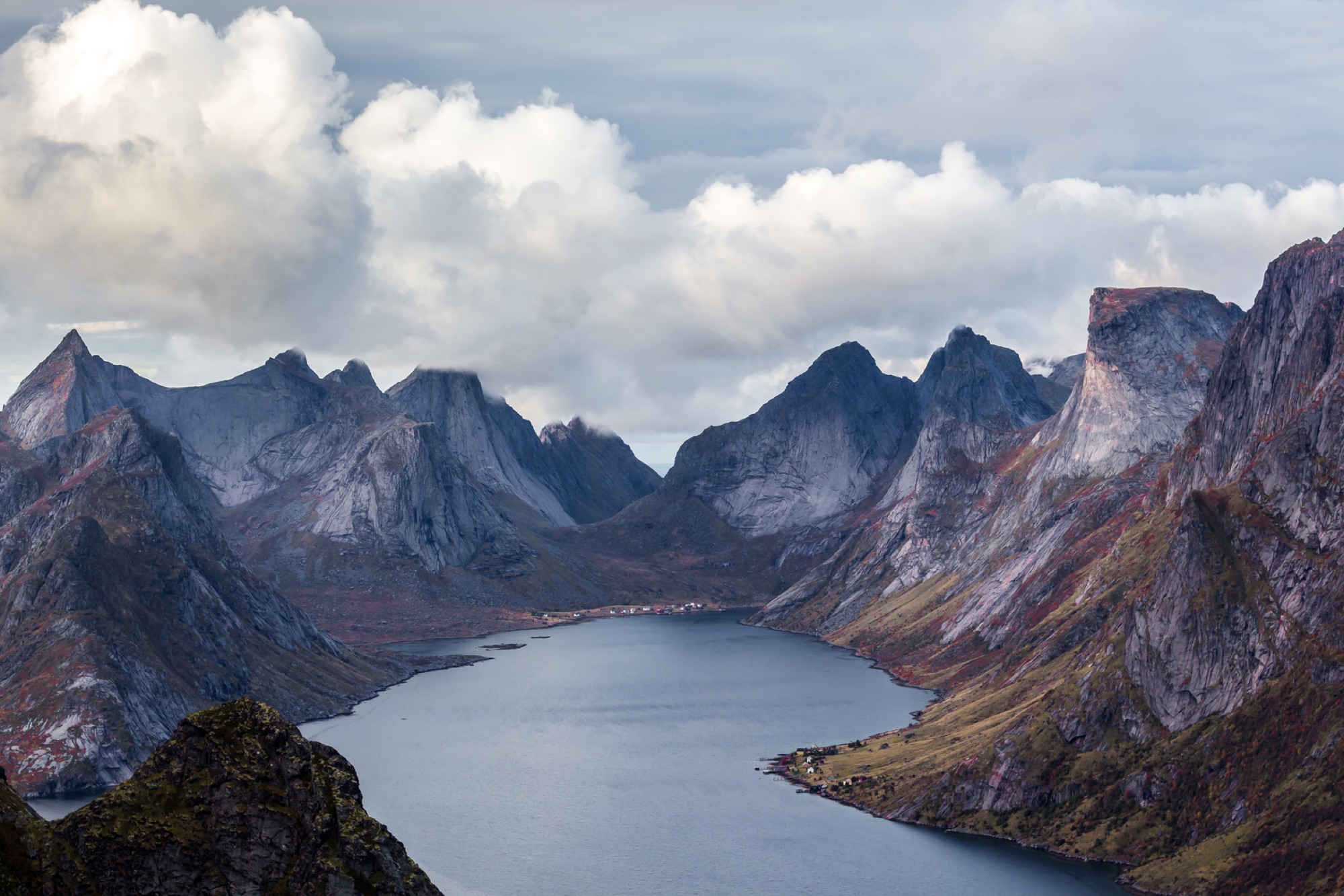 Utsikt over fjord og fjell i Ryfylke — landskapet rundt kontoret på Hjelmeland